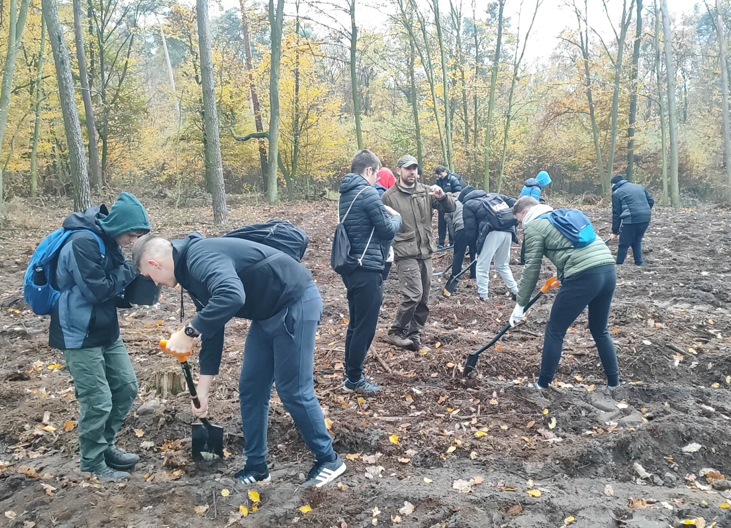 Zdjęcie przedstawia leśników, którzy wspólnie z młodzieżą wysiewają żołędzie (fot. archiwum nadleśnictwa, M. Prętkowska) (fot. archiwum nadleśnictwa, M. Prętkowska)