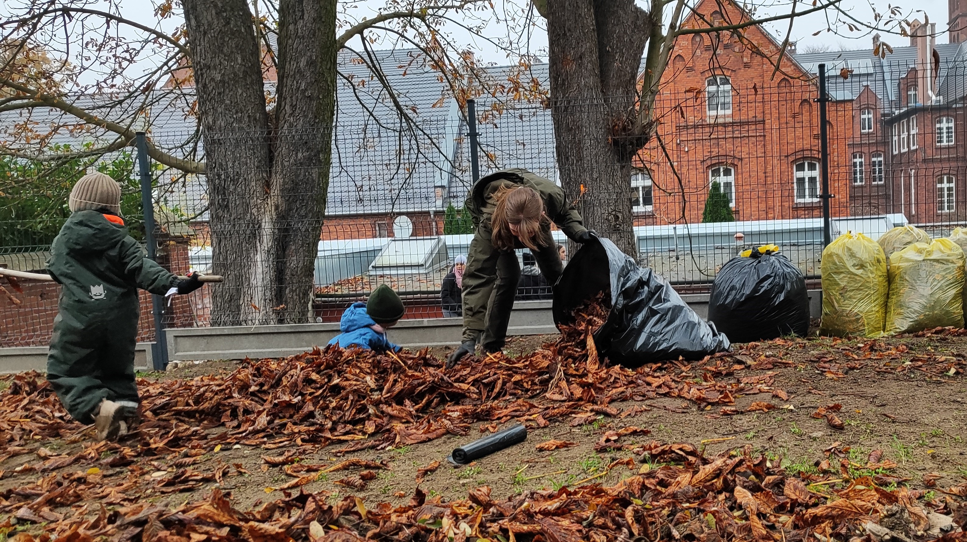 Zdjęcie przedstawia uczestników akcji "Ratujmy kasztanowce" (fot. archiwum nadleśnictwa, P.Prętkowski)