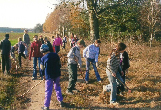 Zdjęcie archiwalne przedstawiające uczestników grabienia liści kszatanowców. Akcja "Ratujmy kasztanowce" organizowana jest przez szkołe w Piakach od ponad 20. lat (fot. archiwum nadleśnictwa)