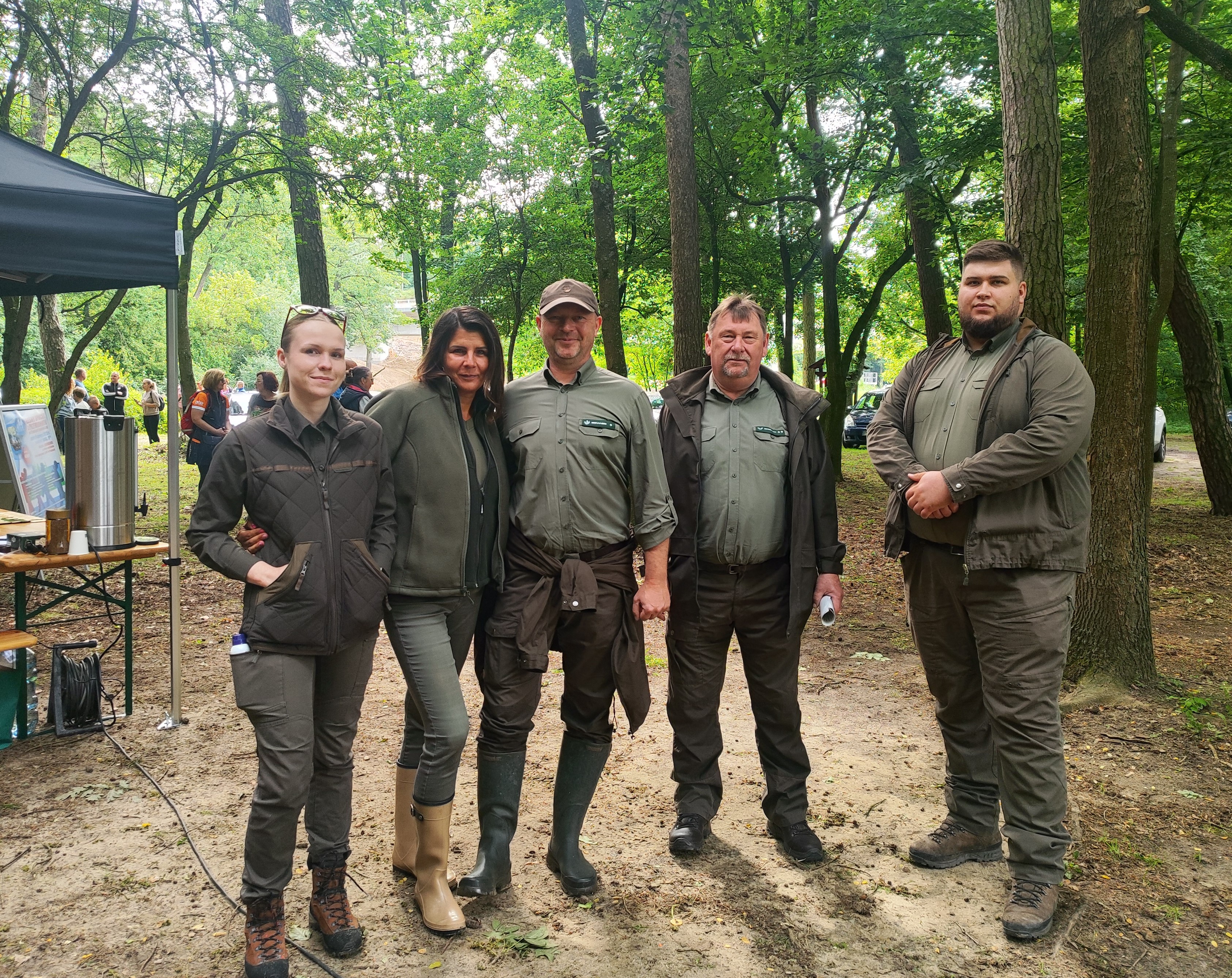 Zdjęcie przedstawia leśników - przewodników leśnego spaceru. Od lewej: Zosia, Monika, Artur, Bogdan i Czarek. W tle las. (fot. archiwum nadleśnictwa, M. Prętkowska)