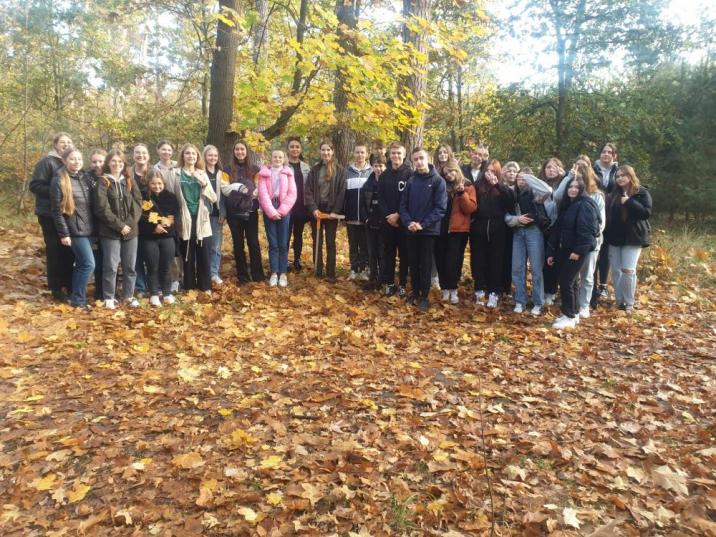 Zdjęcie&#x20;przedstawia&#x20;uczestników&#x20;zajęć&#x20;edukacyjnych&#x2e;