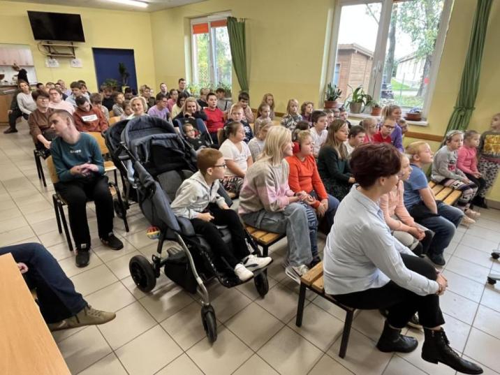 Zdjęcie&#x20;przedstawia&#x20;uczestników&#x20;kolejnej&#x20;edycji&#x20;akcji&#x20;&#x22;Kasztany&#x20;zbieramy&#x2e;&#x20;Leśne&#x20;zwierzęta&#x20;dokarmiamy&#x22;&#x2e;&#x20;Fot&#x2e;&#x20;ZSS&#x20;w&#x20;Brzeziu&#x2e;