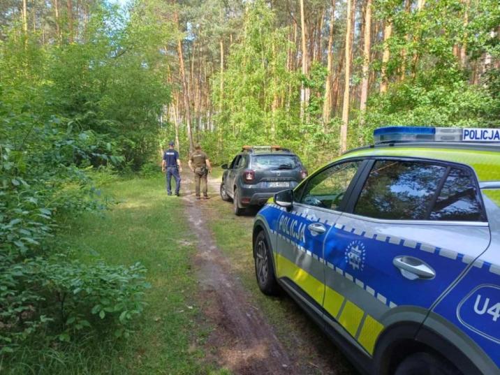 Zdjęcie&#x20;przedstawia&#x20;wspólny&#x20;patrol&#x20;Straży&#x20;Leśnej&#x20;Nadleśnictwa&#x20;Piaski&#x20;z&#x20;policją&#x2e;&#x20;Fot&#x2e;&#x20;Marcin&#x20;Witkowski