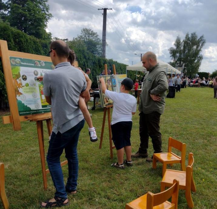 Zdjęcie&#x20;przedstawia&#x20;grupę&#x20;uczestników&#x20;festynu&#x20;&#x20;na&#x20;stoisku&#x20;Nadleśnictwa&#x20;Piaski&#x2e;&#x20;Fot&#x2e;&#x20;Joanna&#x20;Multańska