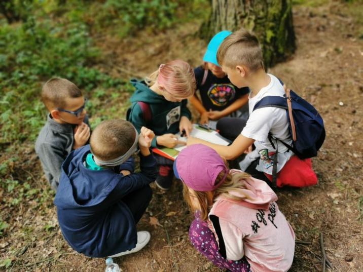 Zdjęcie&#x20;przedstawia&#x20;uczestników&#x20;zajęć&#x20;edukacyjnych