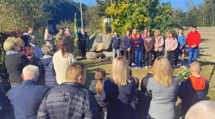 Zdjęcie&#x20;przedstawia&#x20;uczestników&#x20;uroczystości&#x20;upamiętniających&#x20;Maksymiliana&#x20;Cygalskiego&#x2c;&#x20;podczas&#x20;występu&#x20;artystycznego&#x20;uczniów&#x20;&#x28;fot&#x2e;&#x20;M&#x2e;&#x20;Prętkowska&#x29;