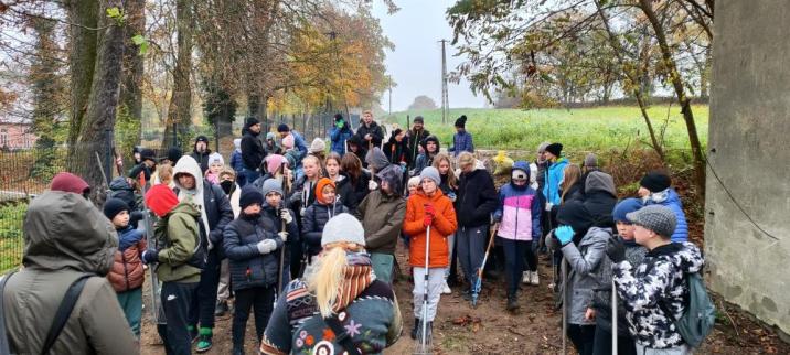 Zdjęcie&#x20;przedstawia&#x20;uczestników&#x20;akcji&#x20;grabienia&#x20;liści&#x20;kasztanowca&#x20;&#x22;Ratujmy&#x20;kasztanwce&#x22;&#x20;&#x28;fot&#x2e;&#x20;archiwum&#x20;nadleśnictwa&#x2c;&#x20;M&#x2e;&#x20;Prętkowska&#x29;