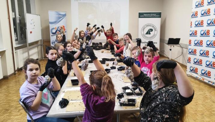 Zdjęcie&#x20;przedstawia&#x20;uczestników&#x20;warsztatów&#x20;trzymających&#x20;w&#x20;rękach&#x20;ulepione&#x20;przez&#x20;siebie&#x20;szyszki&#x20;tłuszczowe&#x20;dla&#x20;ptaków&#x2e;&#x20;&#x28;fot&#x2e;&#x20;archiwum&#x20;nadleśnictwa&#x2c;&#x20;M&#x2e;&#x20;Prętkowska&#x29;